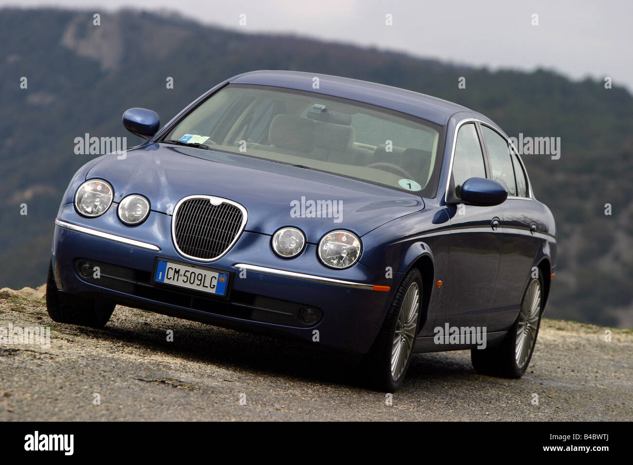 Voiture, Jaguar S-Type 2.7 D, de taille moyenne supérieure , Limousine, l'année modèle 2004-, bleu, debout, à la défense, la diagonale de l'avant, Banque D'Images