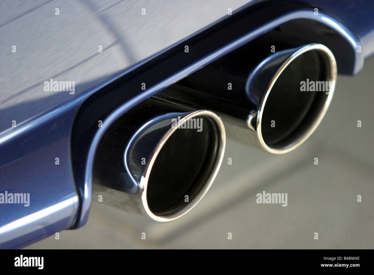 Voiture, BMW Alpina B7, Limousine, roadster, bleu, l'année de modèle 2004-, échappement, affichage détaillé, la technique/accessoire, accessoires, photo Banque D'Images