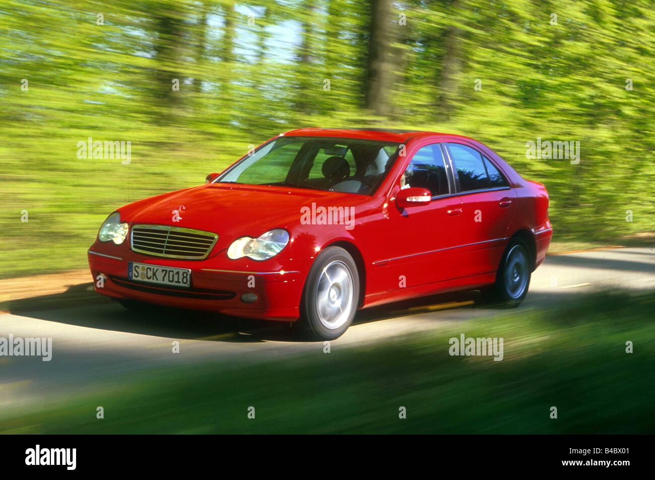 Voiture, Mercedes C 200 compresseur, Limousine, la classe moyenne, l'année de modèle 2000-, rouge, la conduite, la diagonale de l'avant, route de campagne Banque D'Images