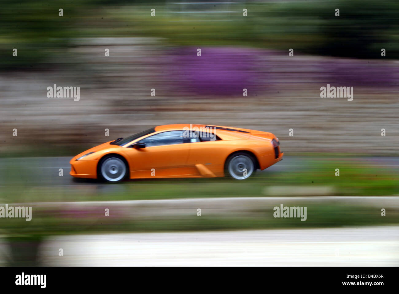 Voiture, Lamborghini Murciélago, roadster, l'année de modèle 2001-, Coupé/Cabriolet, orange , conduite, side view, country road, photographe : H Banque D'Images