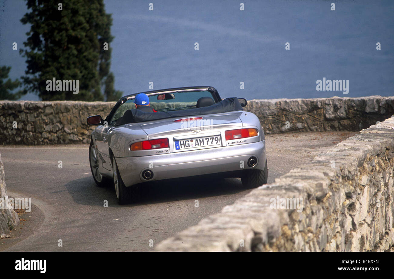 Location, Aston Martin DB7 Volante, convertibles, l'année de modèle 1994, d'argent, la conduite, la diagonale de l'arrière, country road, open top, C Banque D'Images