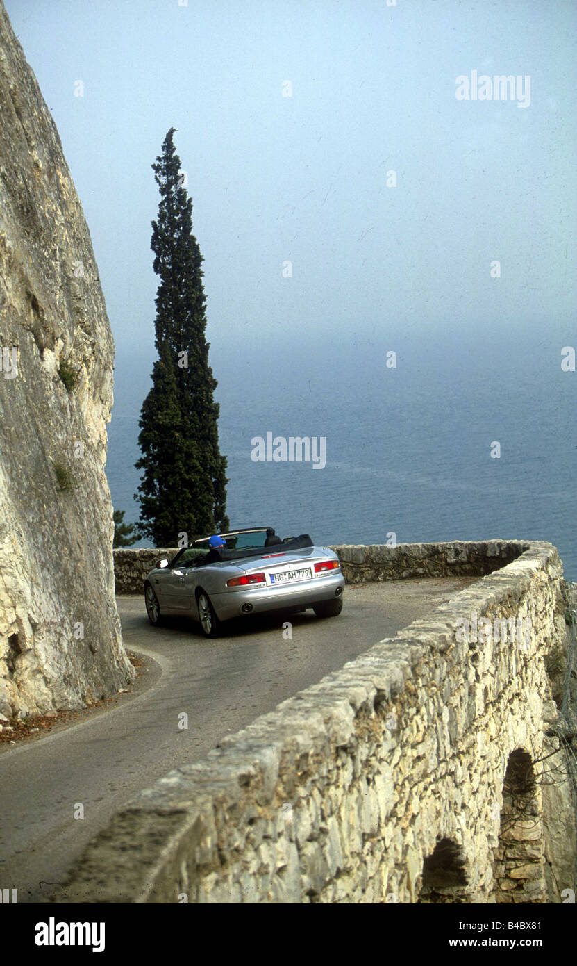 Location, Aston Martin DB7 Volante, convertibles, l'année de modèle 1994, d'argent, la conduite, la diagonale de l'arrière, country road, open top, C Banque D'Images
