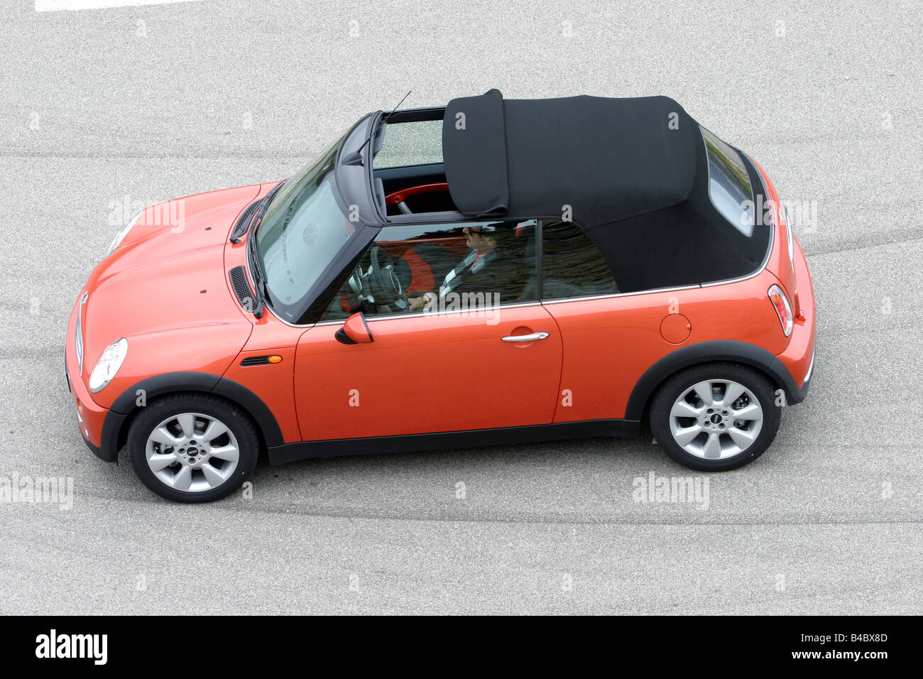 Voiture, BMW MINI Cooper Cabriolet, année modèle 2004-, rouge, fermé, debout, à la défense, vue latérale, photographe : Achim Hartman Banque D'Images