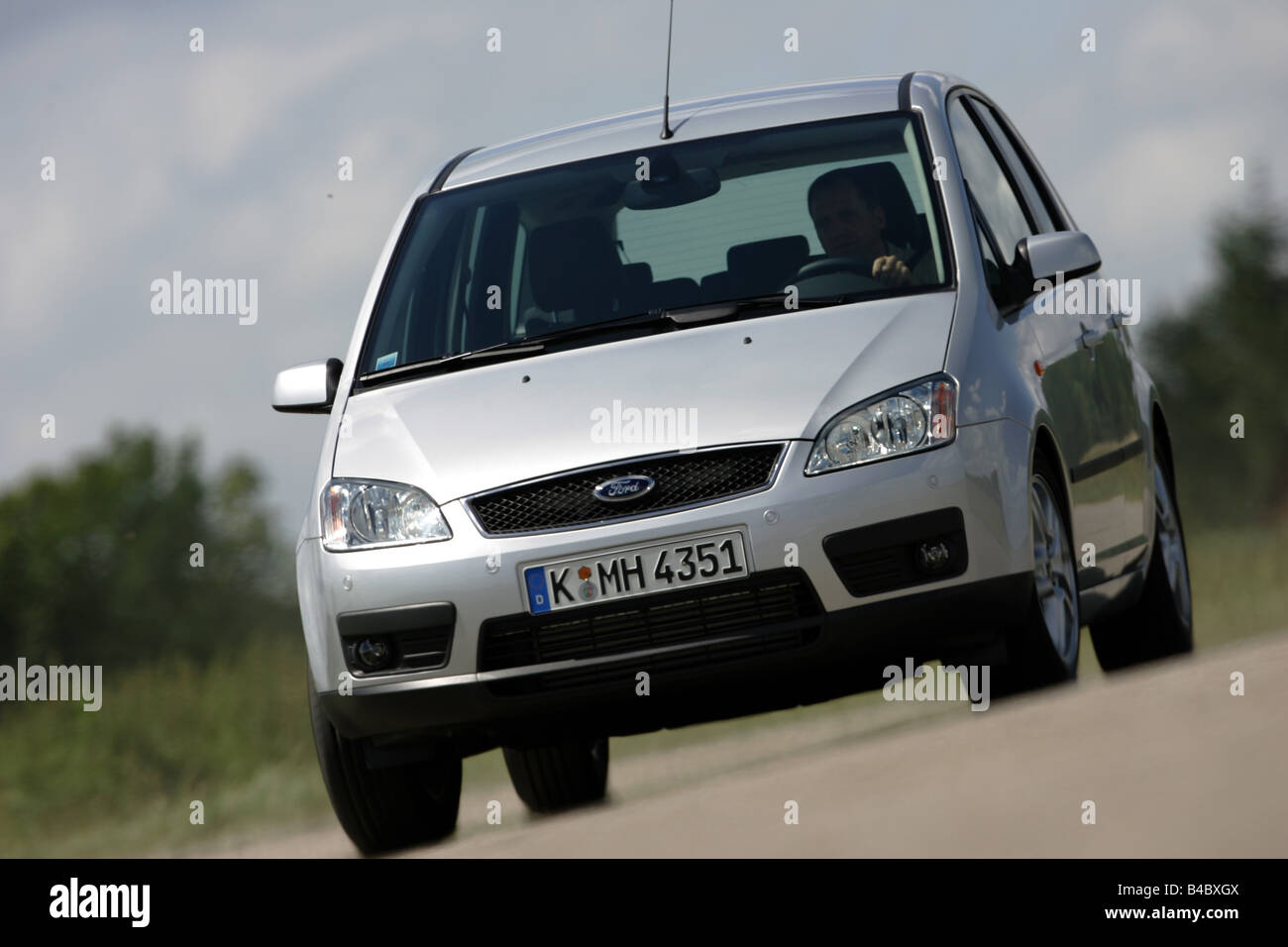 Voiture, Ford Focus C-Max, limousine, en bas au milieu de la classe de taille moyenne, l'année de modèle 2003, d'argent, la conduite, la diagonale de l'avant, frontal Banque D'Images