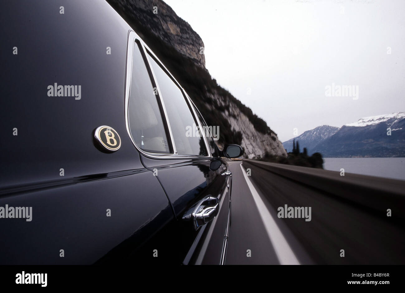 Voiture dans landsapprox.e, de conduite, de panoramique plan , photographe : Hans Dieter Seufert Banque D'Images
