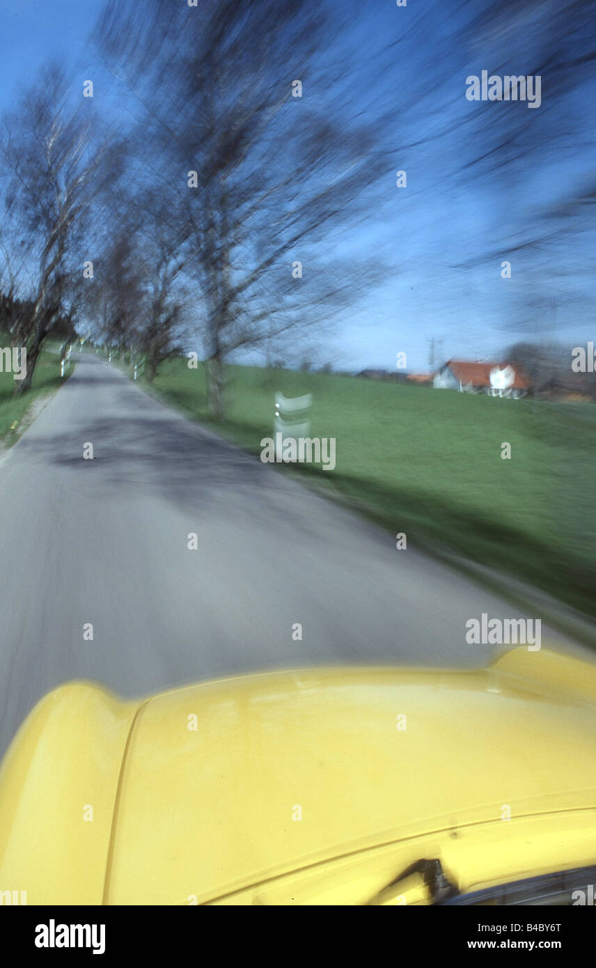 Voiture dans landsapprox.e, de conduite, de panoramique plan , photographe : Hans Dieter Seufert Banque D'Images
