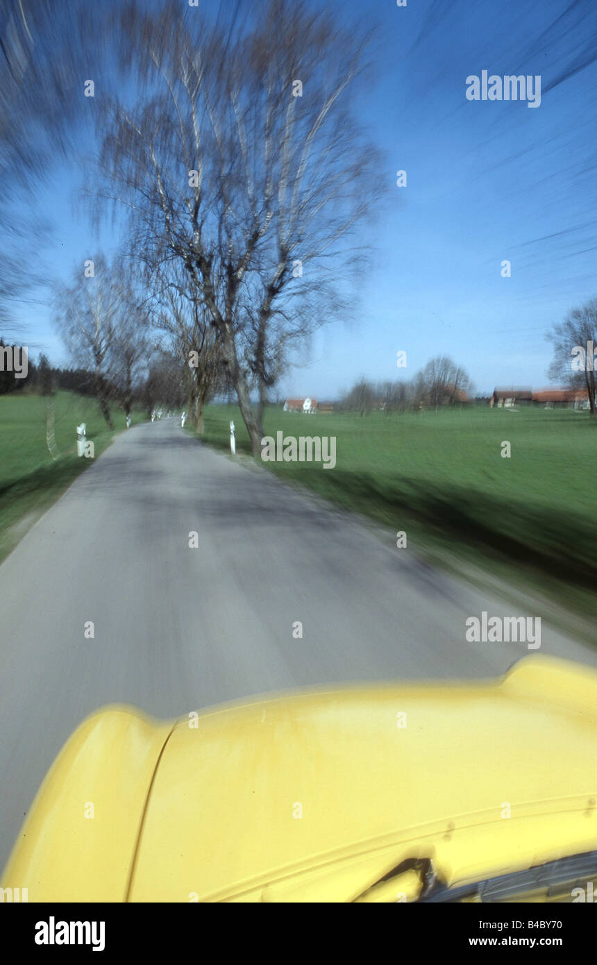 Voiture dans landsapprox.e, de conduite, de panoramique plan , photographe : Hans Dieter Seufert Banque D'Images