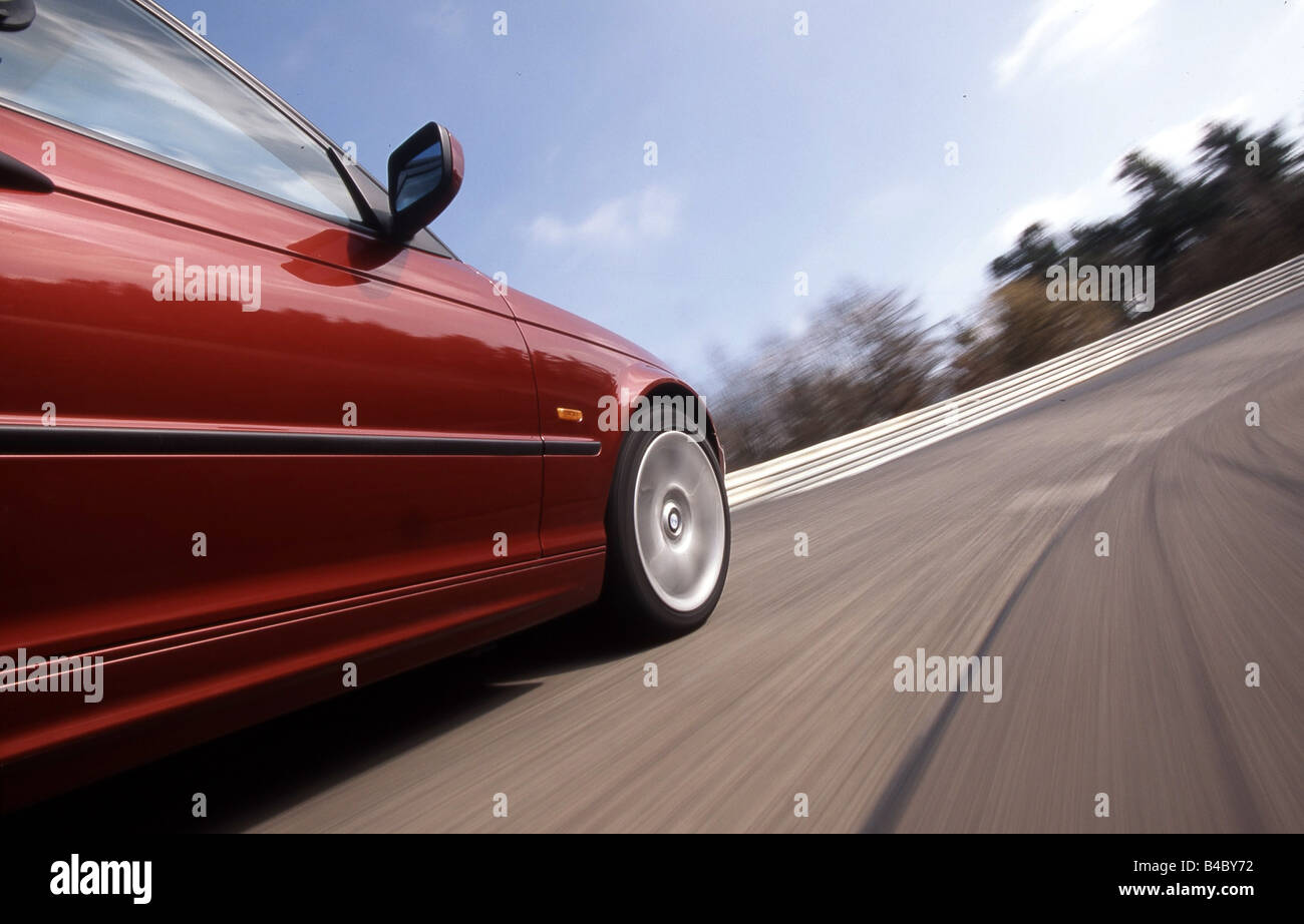 Voiture dans landsapprox.e, de conduite, de panoramique plan , photographe : Hans Dieter Seufert Banque D'Images