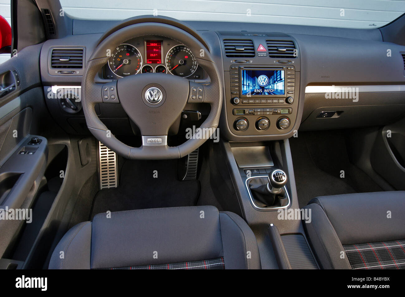Voiture, VW Volkswagen Golf GTI, Golf V, modèle année 2004-, rouge,  limousine, en bas au milieu de la classe de taille moyenne, vue de l' intérieur, vue de l'intérieur, C Photo Stock -