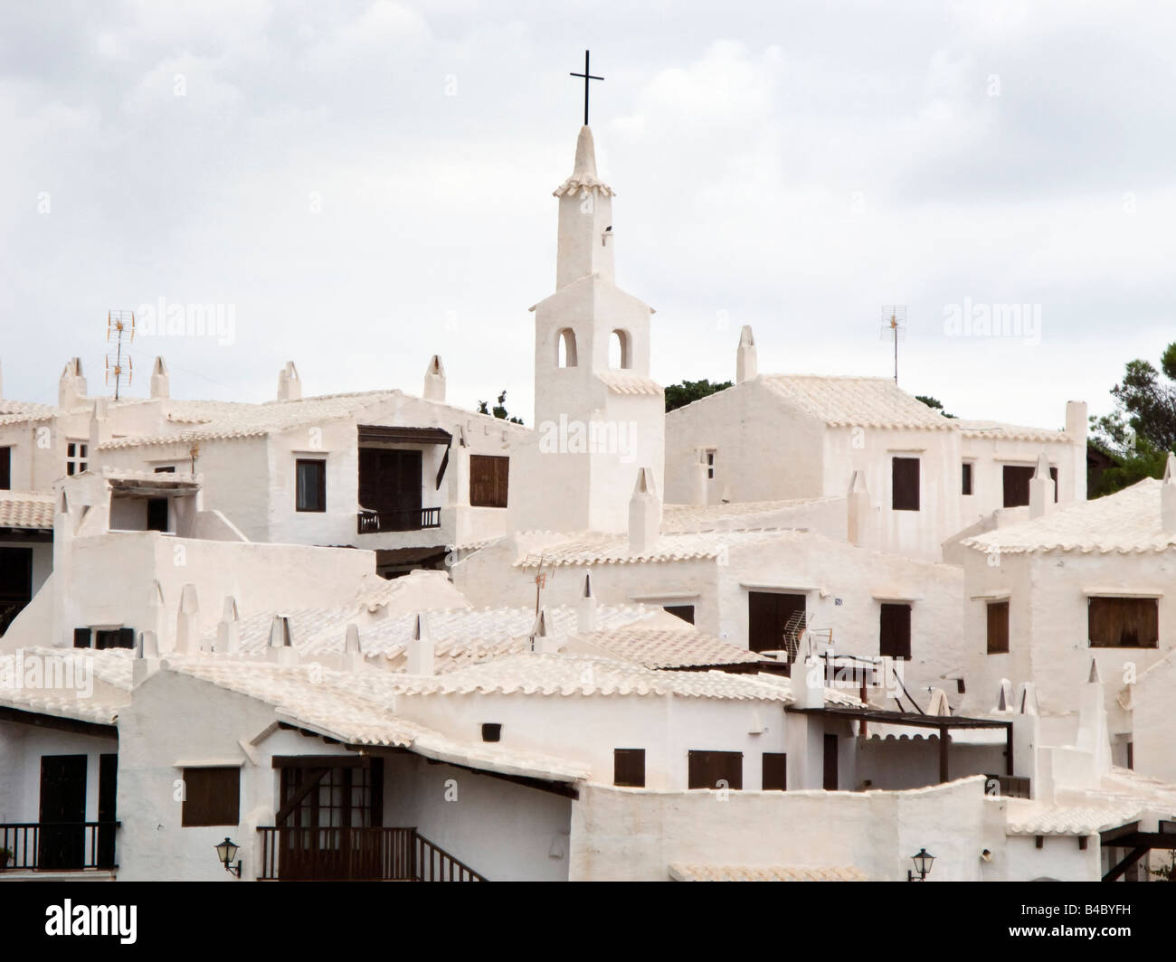 La vieille église au milieu du village traditionnel de pêcheurs d'Binibec Vell Minorque espagne Banque D'Images