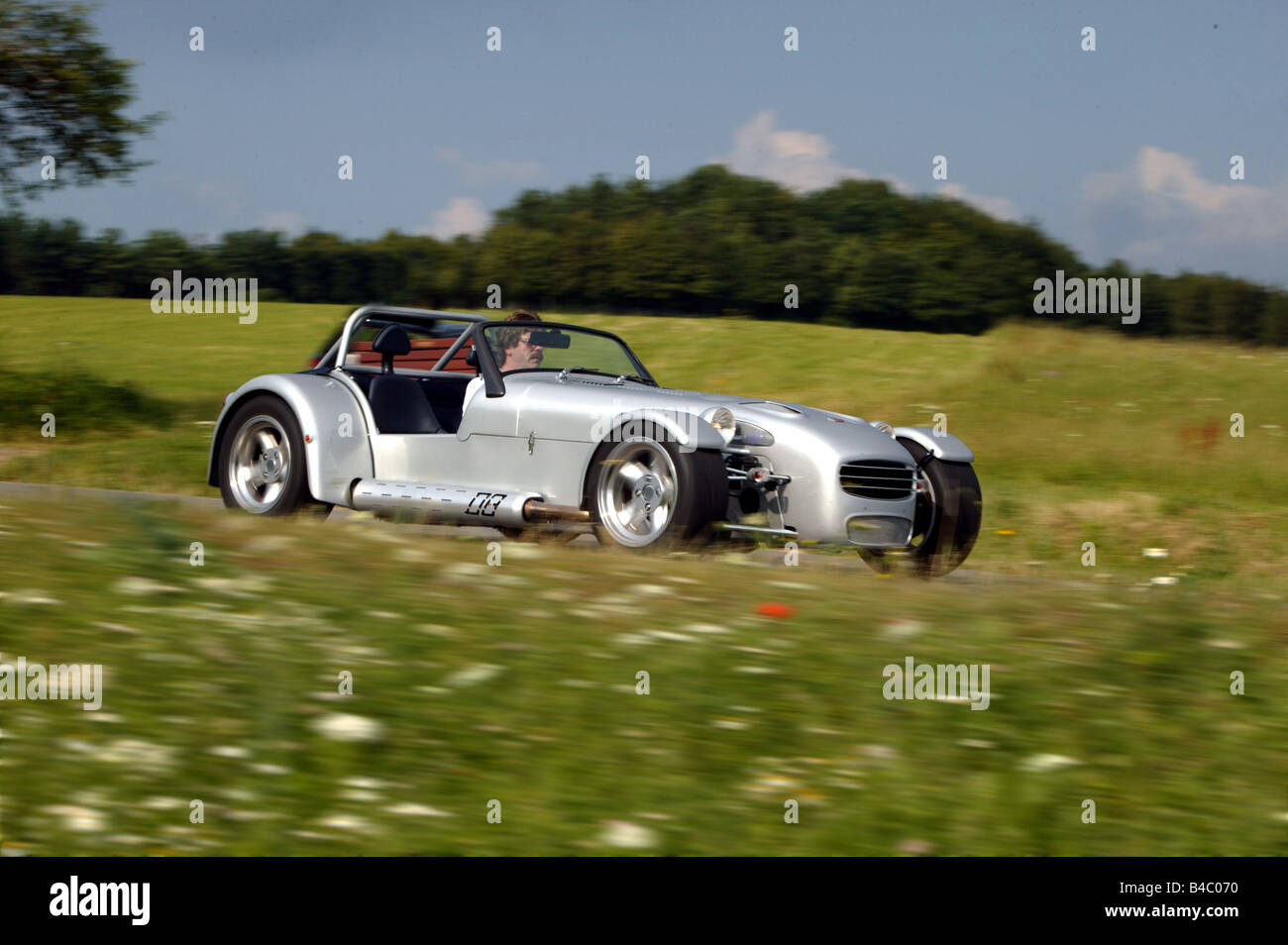 Voiture, Donkervoort D8 Widetrack, année modèle 2004, d'argent, roadster, la conduite, la vue latérale, country road, photographe : Frank Herzog Banque D'Images