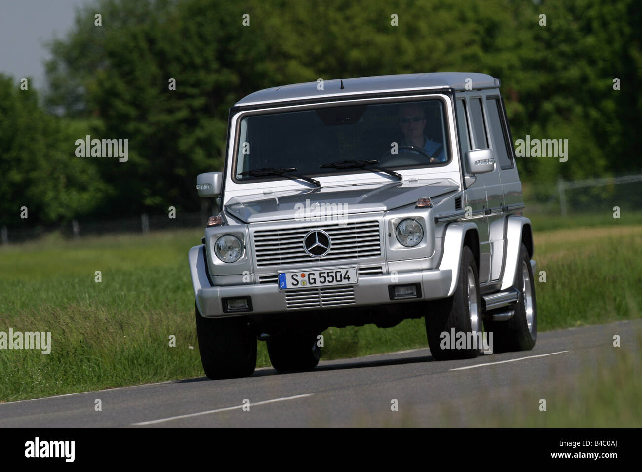 Voiture, Mercedes AMG G55, l'année de modèle 2004, l'argent, du véhicule,  Tuning, la conduite, la diagonale de l'avant, vue frontale, c Photo Stock -  Alamy