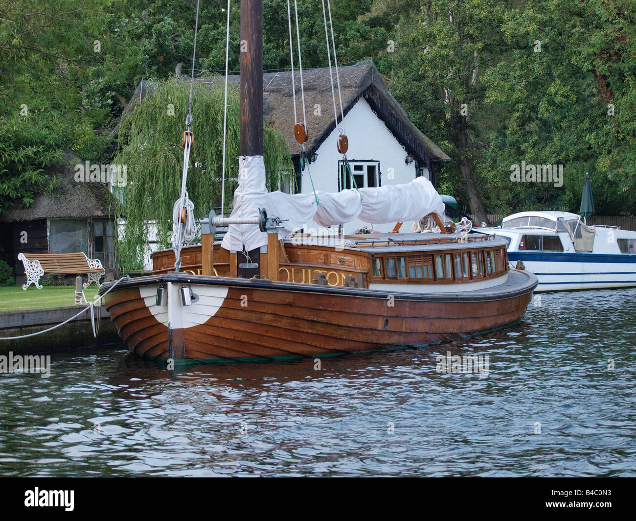 La Norfolk wherry ardea amarré sur la rivière broads East Anglia angleterre uk Banque D'Images