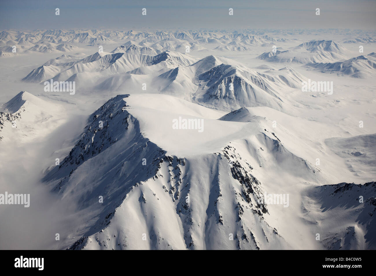 Vue aérienne de montagnes couvertes de neige, entre la Sibérie Tchoukotka Anadyr et Egvekinot, Russie Banque D'Images