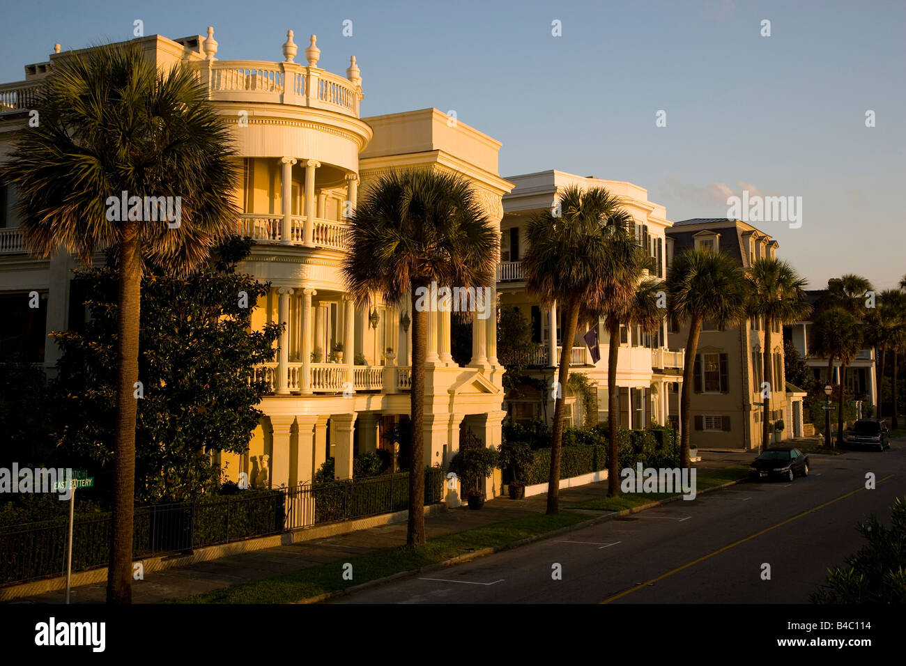 Vente maison aube sur le long de la batterie dans la ville historique de Charleston SC donnant sur le port de Charleston. Banque D'Images