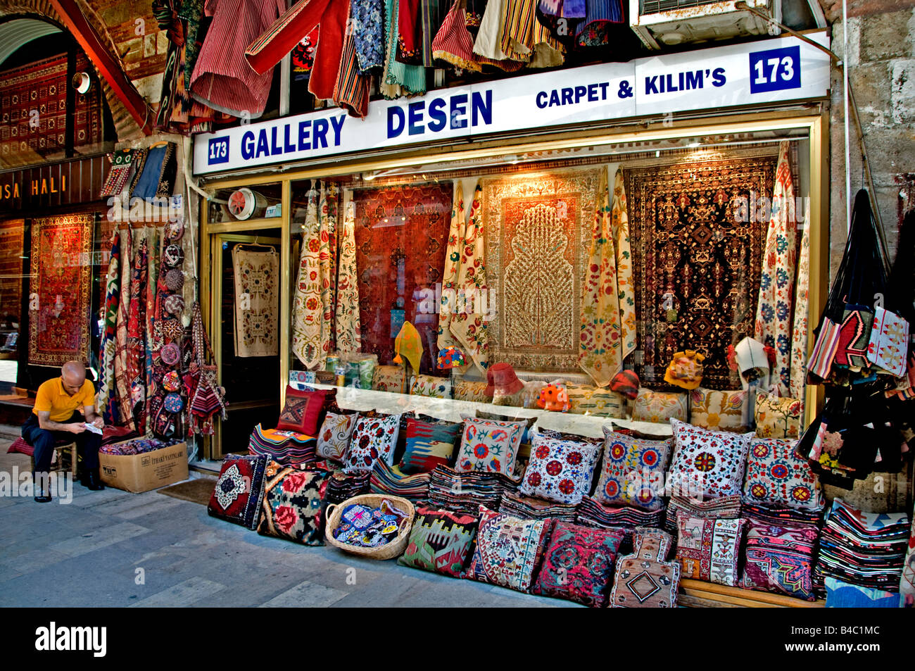 Grand Bazar Kapali Carsi Istanbul Turquie Kapalıcarsı Tapis Tapis Tapis pratique du commerce de l'artisanat artisanat artisanat fait main handi Banque D'Images