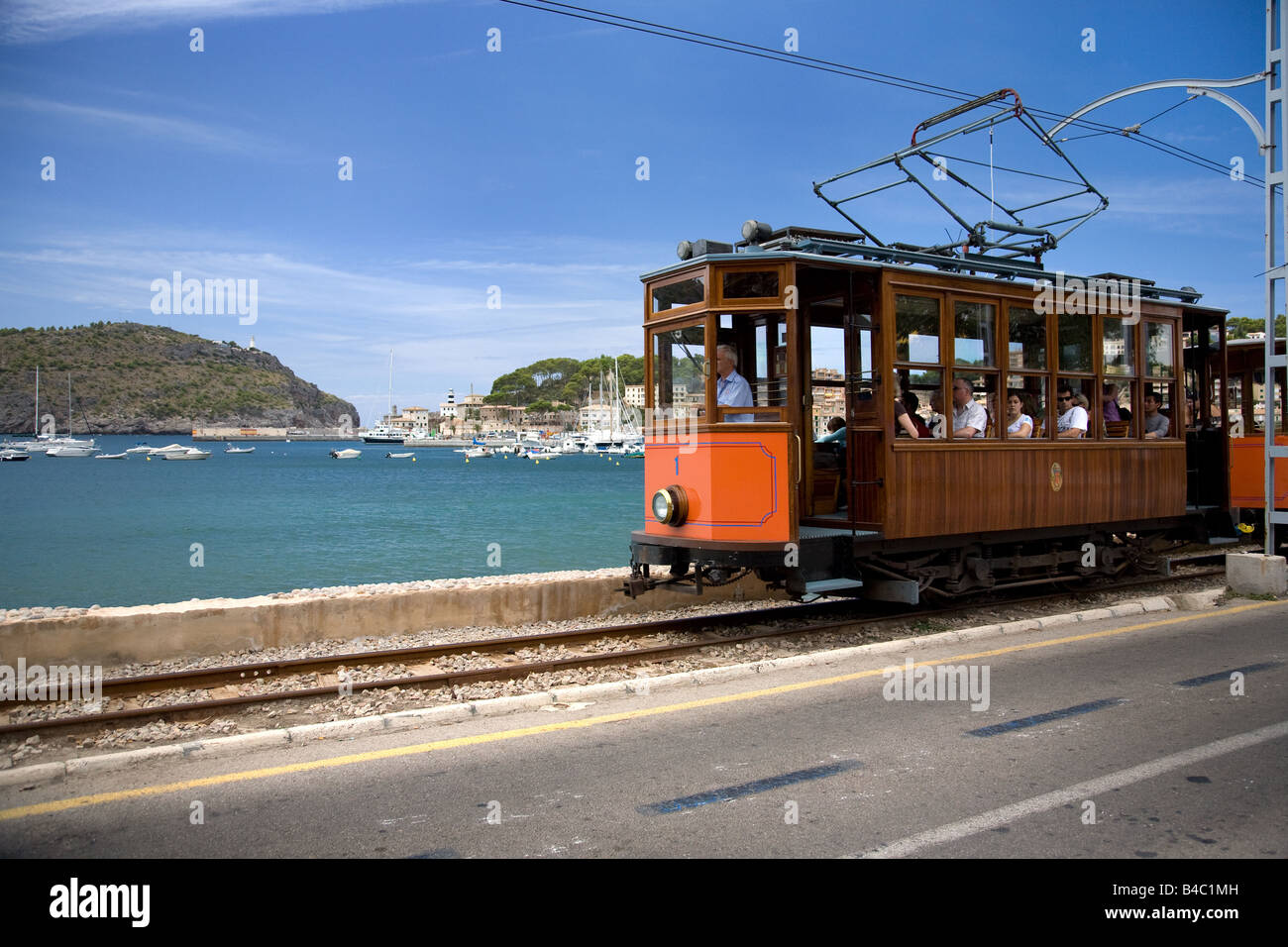 Le tramway qui traverse Port de Soller, Majorque Photo Stock - Alamy