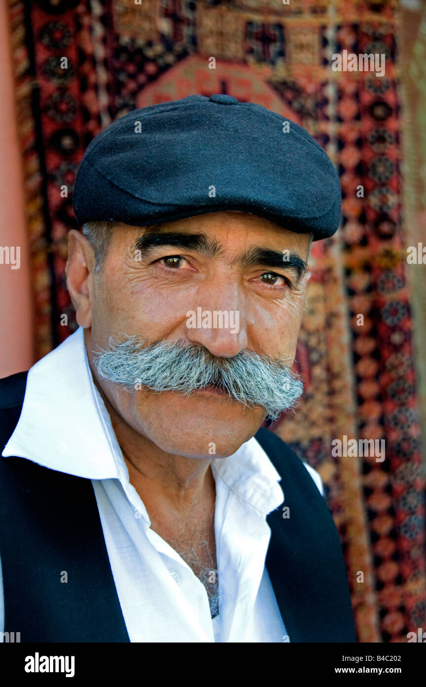 Grand Bazar Kapali Carsi Istanbul Turquie Kapalıcarsı Tapis Tapis Tapis commerce artisanat homme moustage portrait Banque D'Images
