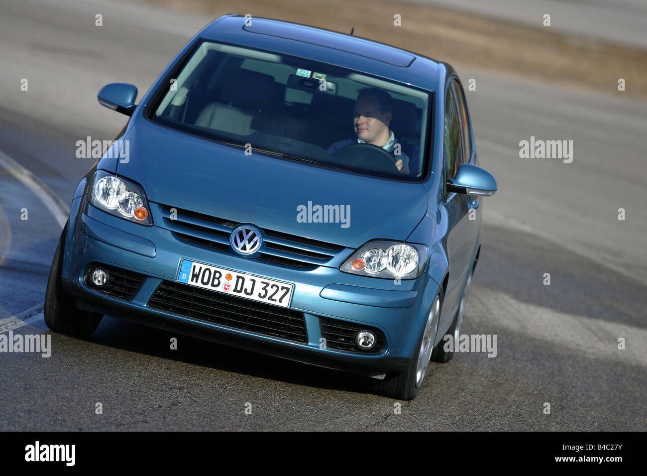 Voiture, VW Volkswagen Golf Plus 1.9 TDI, l'année de modèle 2004-, bleu, en bas  au milieu de la classe de taille moyenne, de limousines, de conduite, de la  diagonale fr Photo Stock 