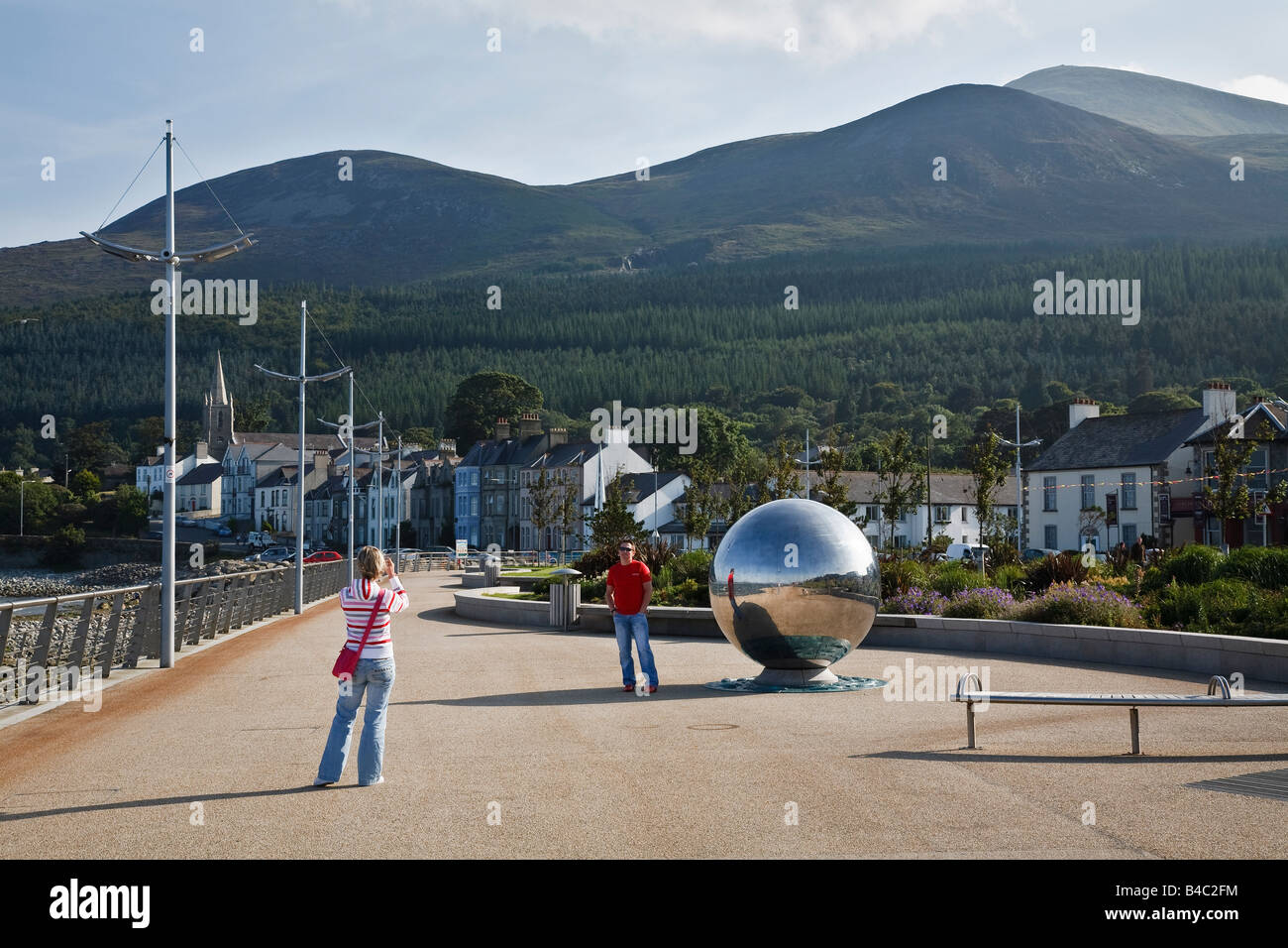 Sculpture sur Newcastle promenade (Global Journeys par Chris Wilson), comté de Down, Irlande du Nord, Royaume-Uni Banque D'Images