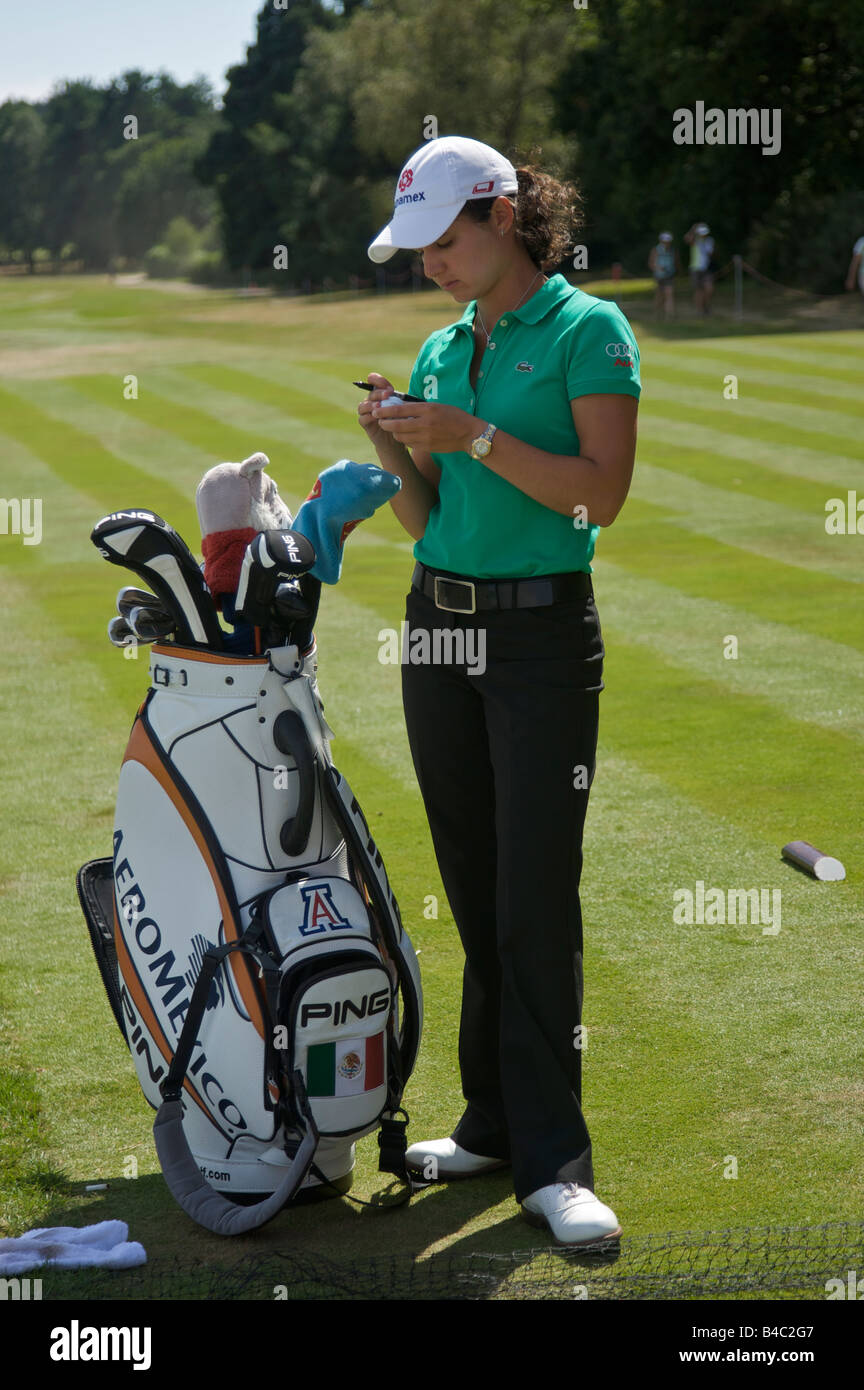 Marquage Lorena Ochoa ses balles de golf au cours de la Ricoh Womens British Open à Sunningdale Golf Club Banque D'Images