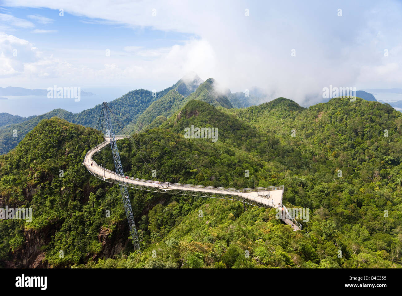 En Asie, la Malaisie, l'île de Langkawi, Pulau Langkawi, suspension suspendue au-dessus de l'allée de forêt vierge Banque D'Images