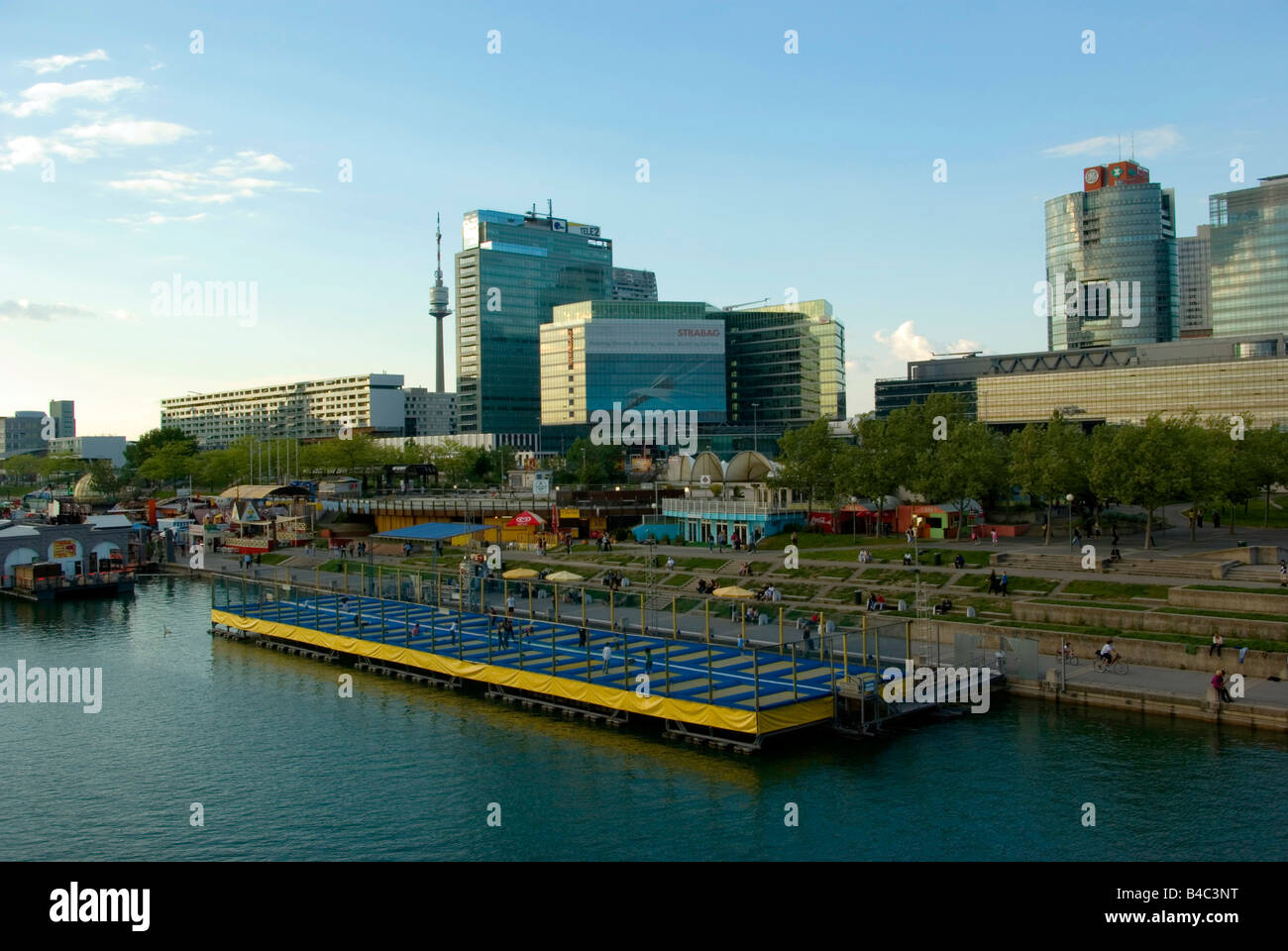 Vue sur la rive du Danube avec de nombreux pubs discothèques restaurants dans l'arrière-plan Centre d'affaires Vienne Autriche Banque D'Images