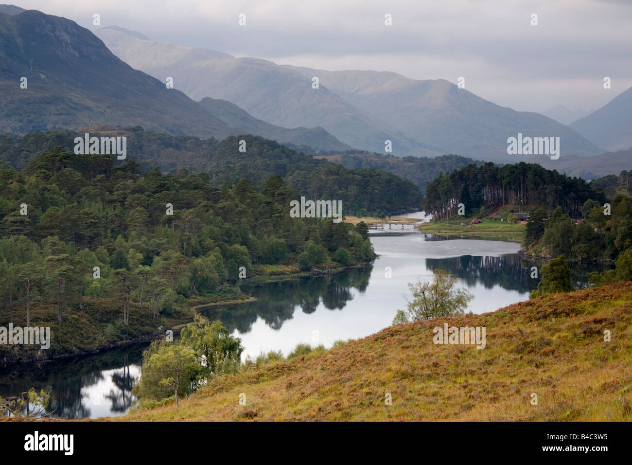 Une fracture dans les nuages sur le Loch Affric dans les Highlands d'Ecosse Banque D'Images