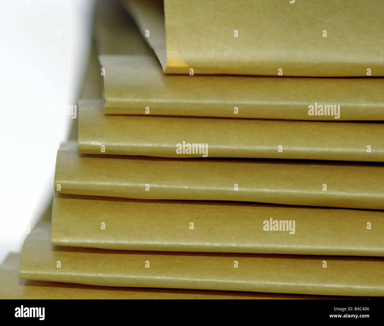 Un gros plan d'une pile d'enveloppes matelassées brun Banque D'Images