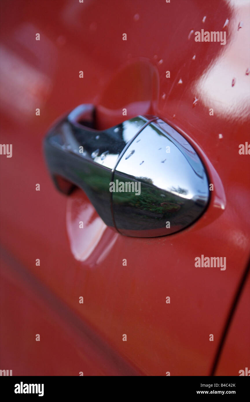 Honda voiture poignée côté passager rouge cireur réflexion gouttes de pluie Banque D'Images