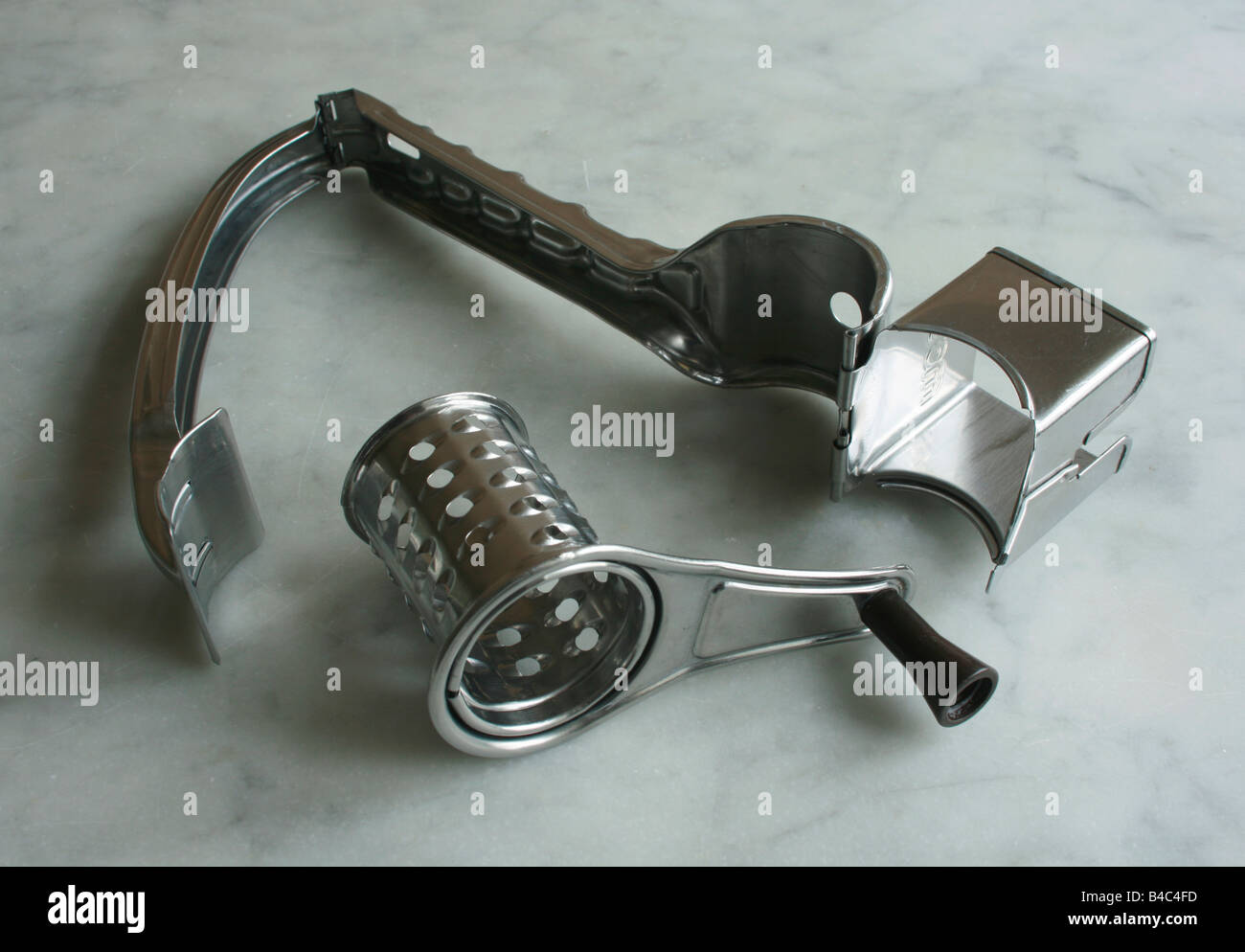 Une râpe à fromage en acier inoxydable. Banque D'Images