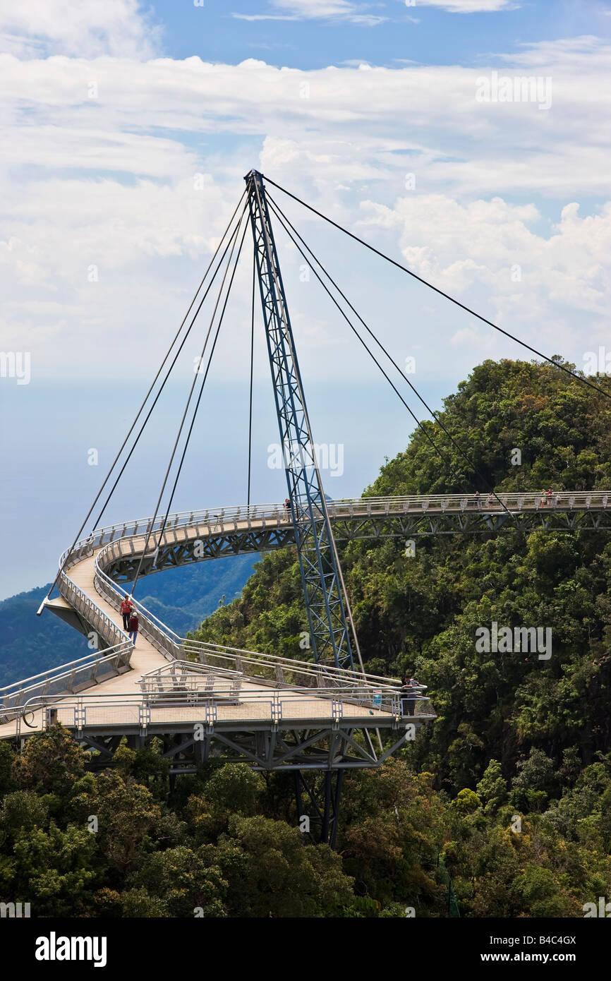 En Asie, la Malaisie, l'île de Langkawi, Pulau Langkawi suspension suspendue au-dessus de l'allée de forêt vierge Banque D'Images