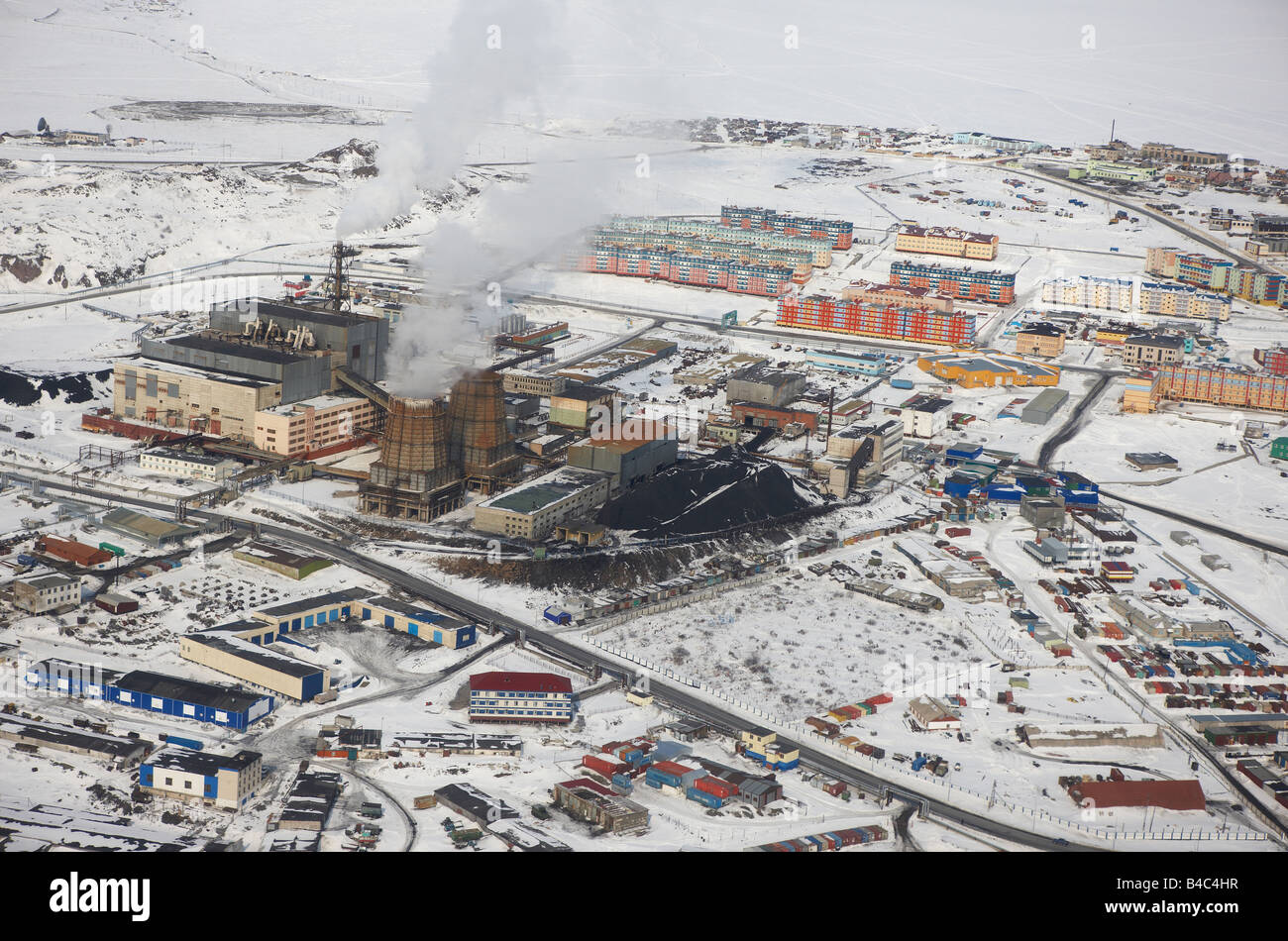 La centrale électrique au charbon polluantes powered près d'immeubles à appartements, Tchoukotka Anadyr, Sibérie, Russie Banque D'Images
