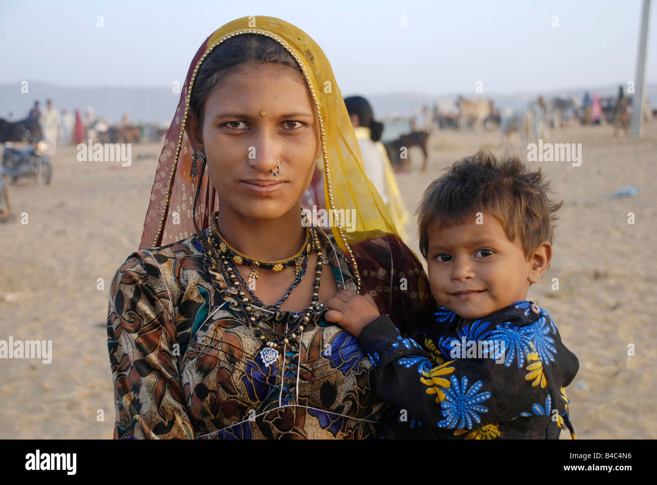 Gitane avec enfant à la Camel Fair Banque D'Images