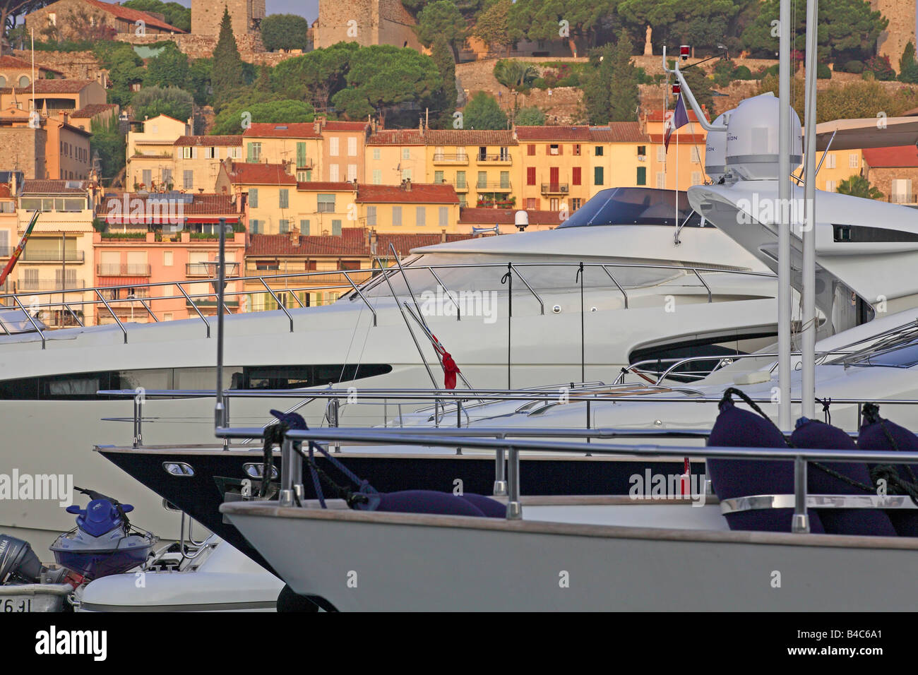 Bateaux dans le port de Cannes, sud de la France, Côte d'Azur Banque D'Images