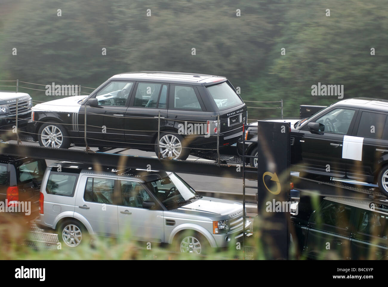 Nouveau Land Rover voitures sur transporter sur l'autoroute M40 UK Banque D'Images