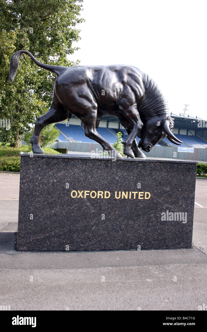 Un Bœuf sculpture au stade Kassam Home à Oxford United UK Banque D'Images