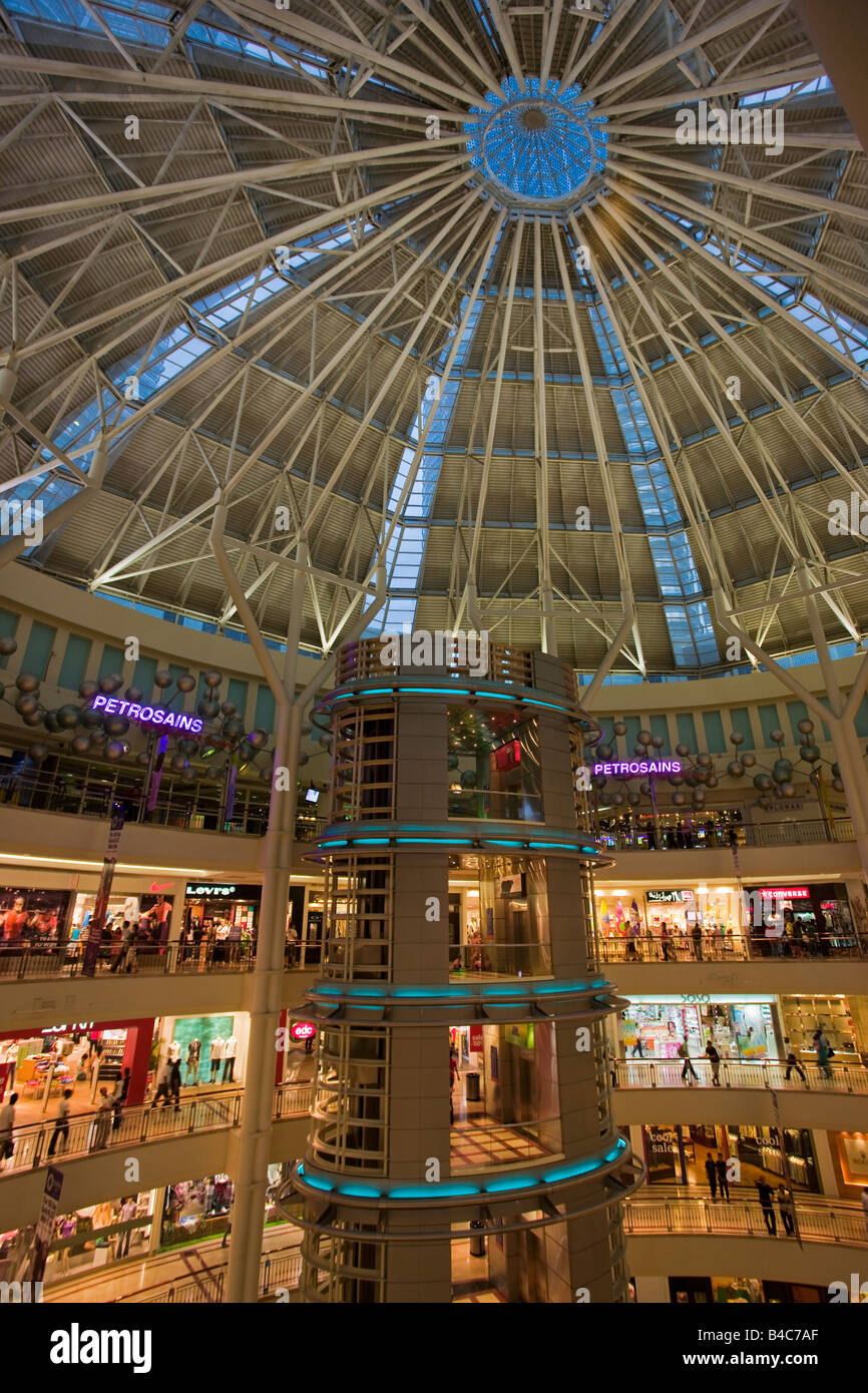 En Asie, la Malaisie, l'État de Selangor, Kuala Lumpur, de l'intérieur d'un complexe commercial moderne au pied des Tours Petronas Banque D'Images