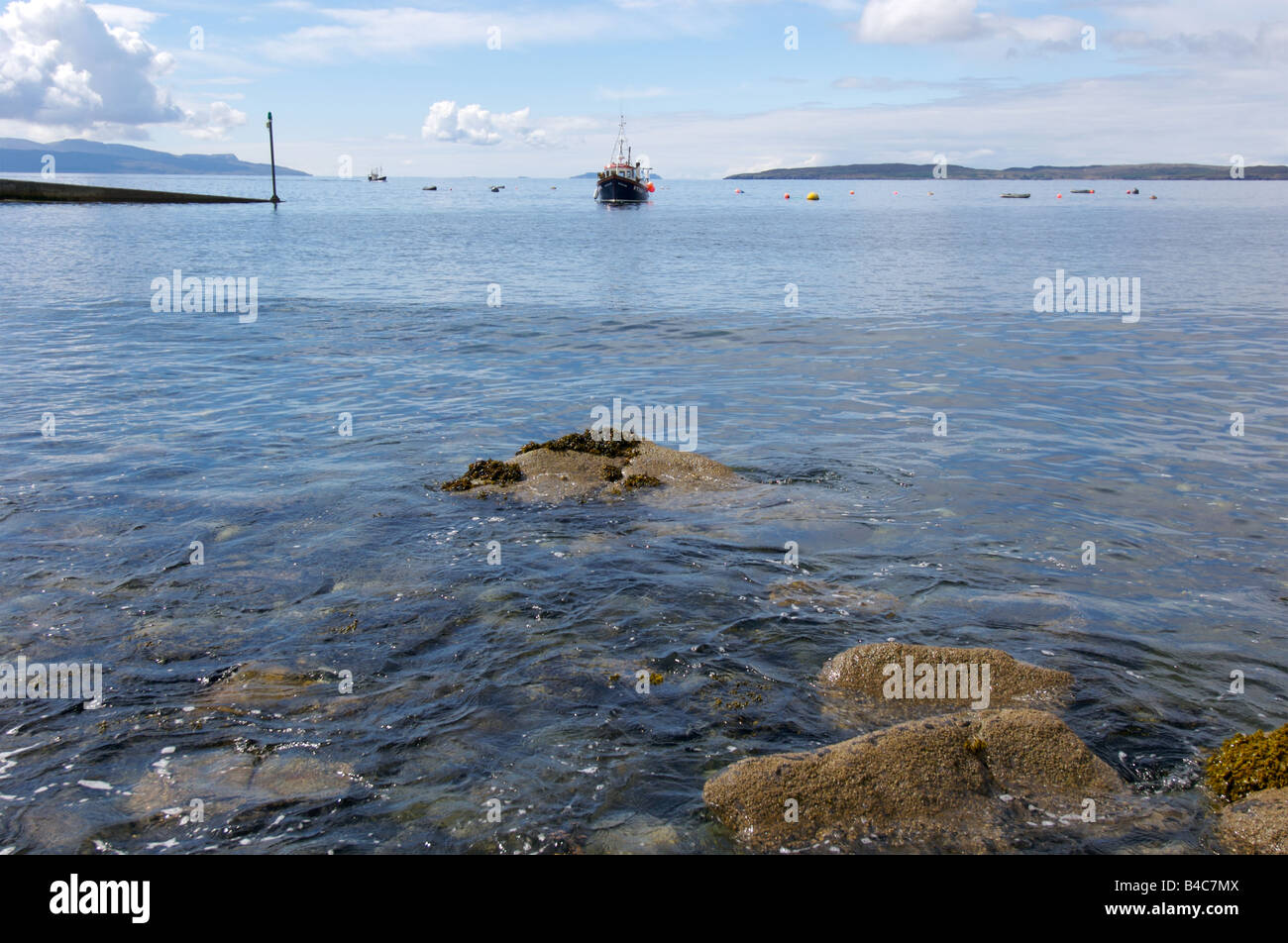 Un bateau de pêche sur le Loch Scavaig de Elgol, île de Skye Banque D'Images