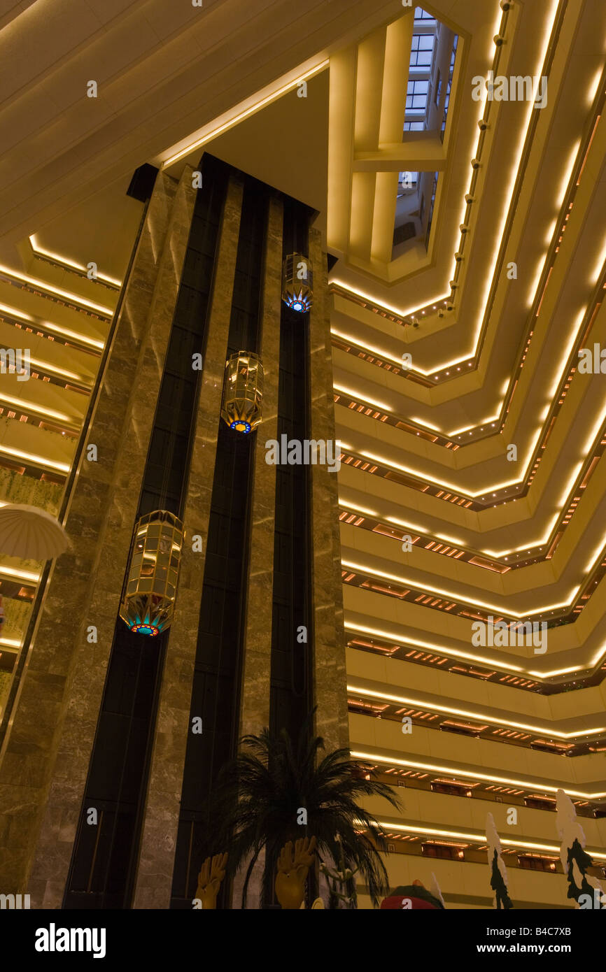 Le Qatar, au Moyen-Orient, Péninsule Arabe, Doha, grand angle vue de l'intérieur d'un hôtel à Doha Banque D'Images