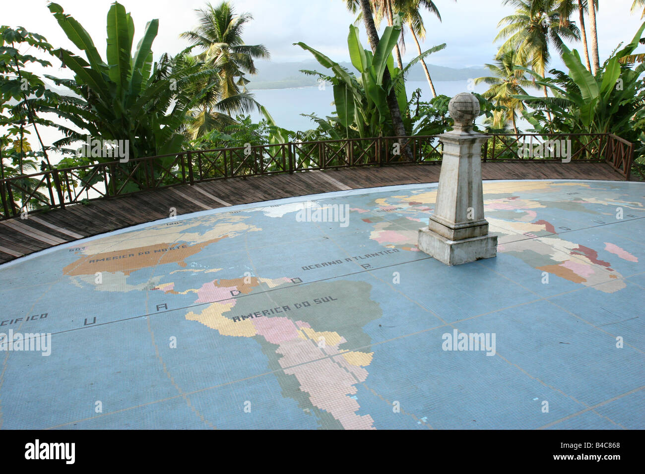 L'Équateur a marqué avec un monument comme il traverse Ilhéu das Rolas, dans le sud de São Tomé et Príncipe. Banque D'Images