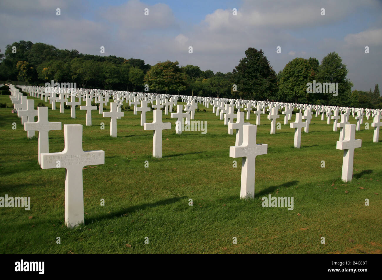 L'affichage classique dans certaines des 3 800 pierres tombales croix au cimetière Américain de Cambridge, Cambridge, Angleterre. Banque D'Images