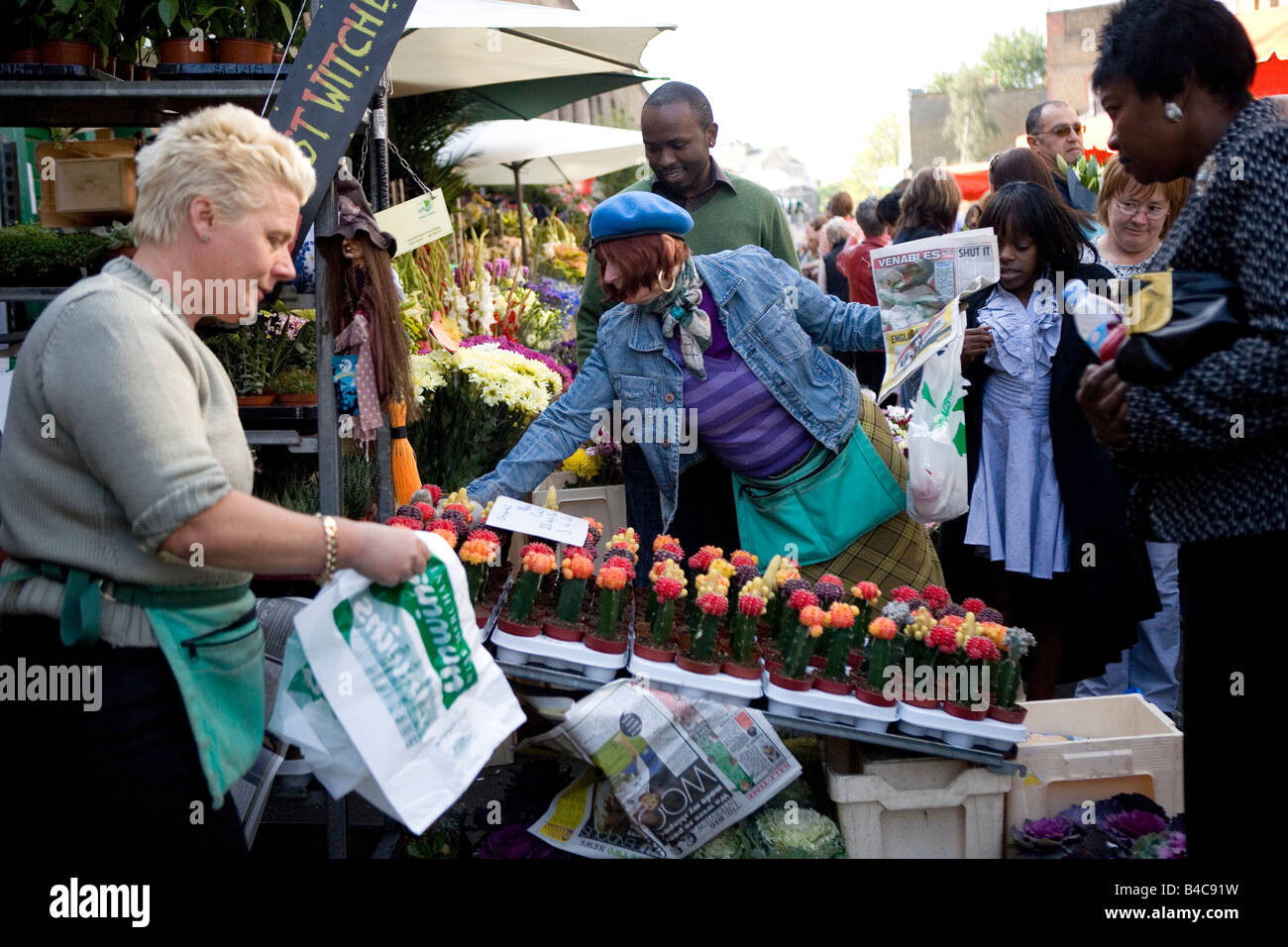 Marché aux fleurs sur le chemin de la Colombie un dimanche matin, Bethnal Green, East London Banque D'Images