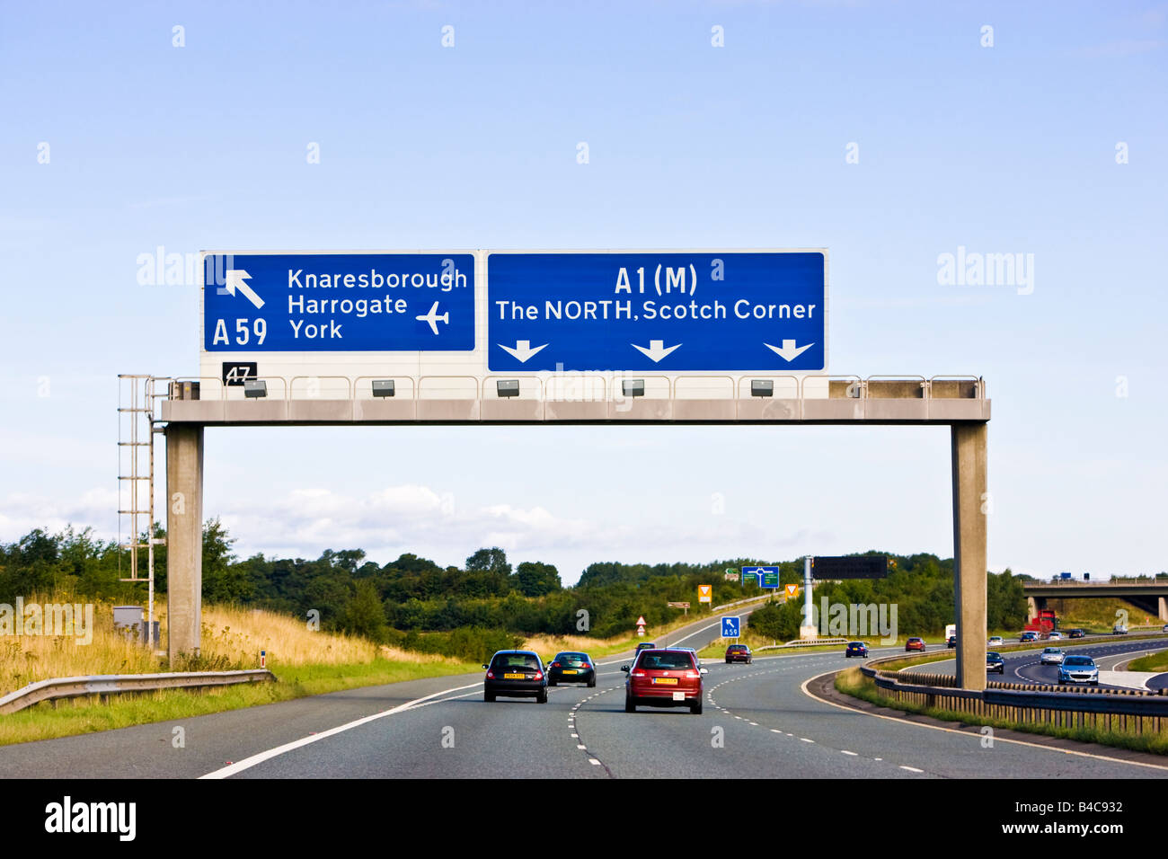 Conduite sur une autoroute britannique vers les panneaux vers le nord sur l'A1M, une autoroute britannique en Angleterre, Royaume-Uni Banque D'Images