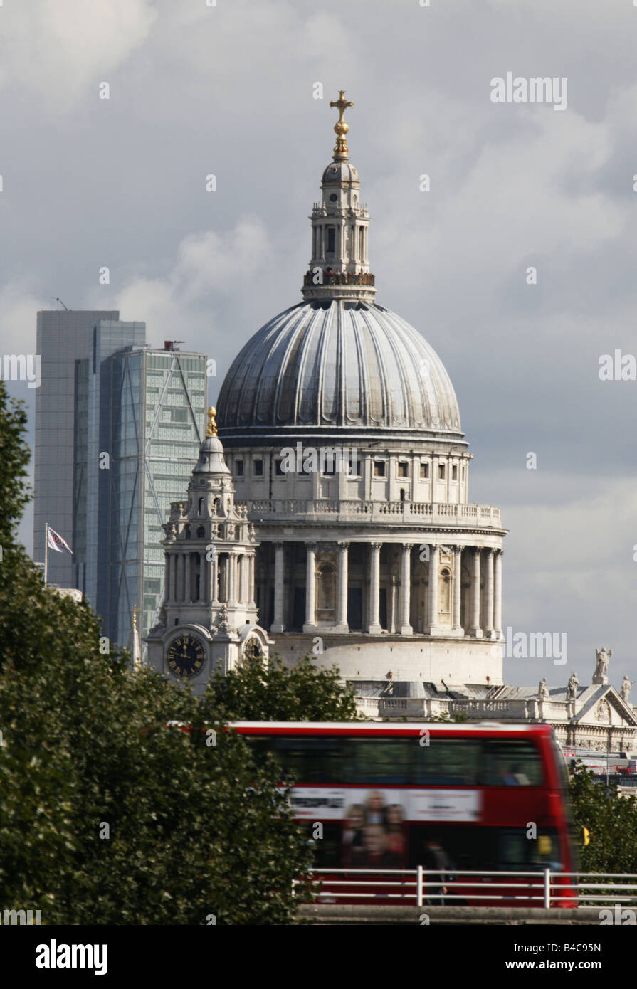 Saint Paul's Cathedral Double Decker Bus Rouge de Londres Londres emblématique de droit Banque D'Images