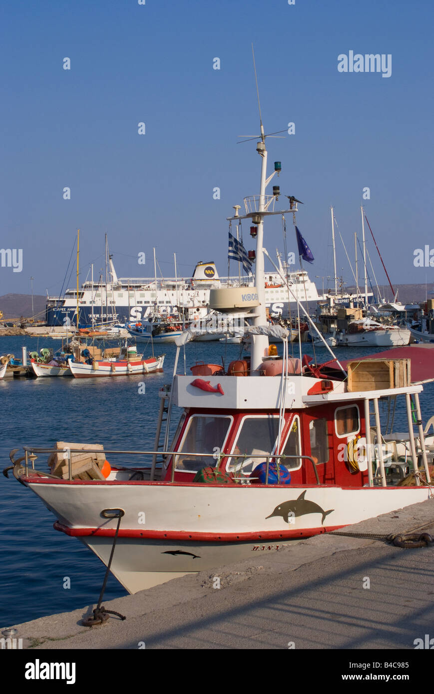 Bateaux de pêche grec Car Ferry à passagers et les bateaux de plaisance dans le port de Lavrion Grèce continentale Grèce Mer Egée Banque D'Images