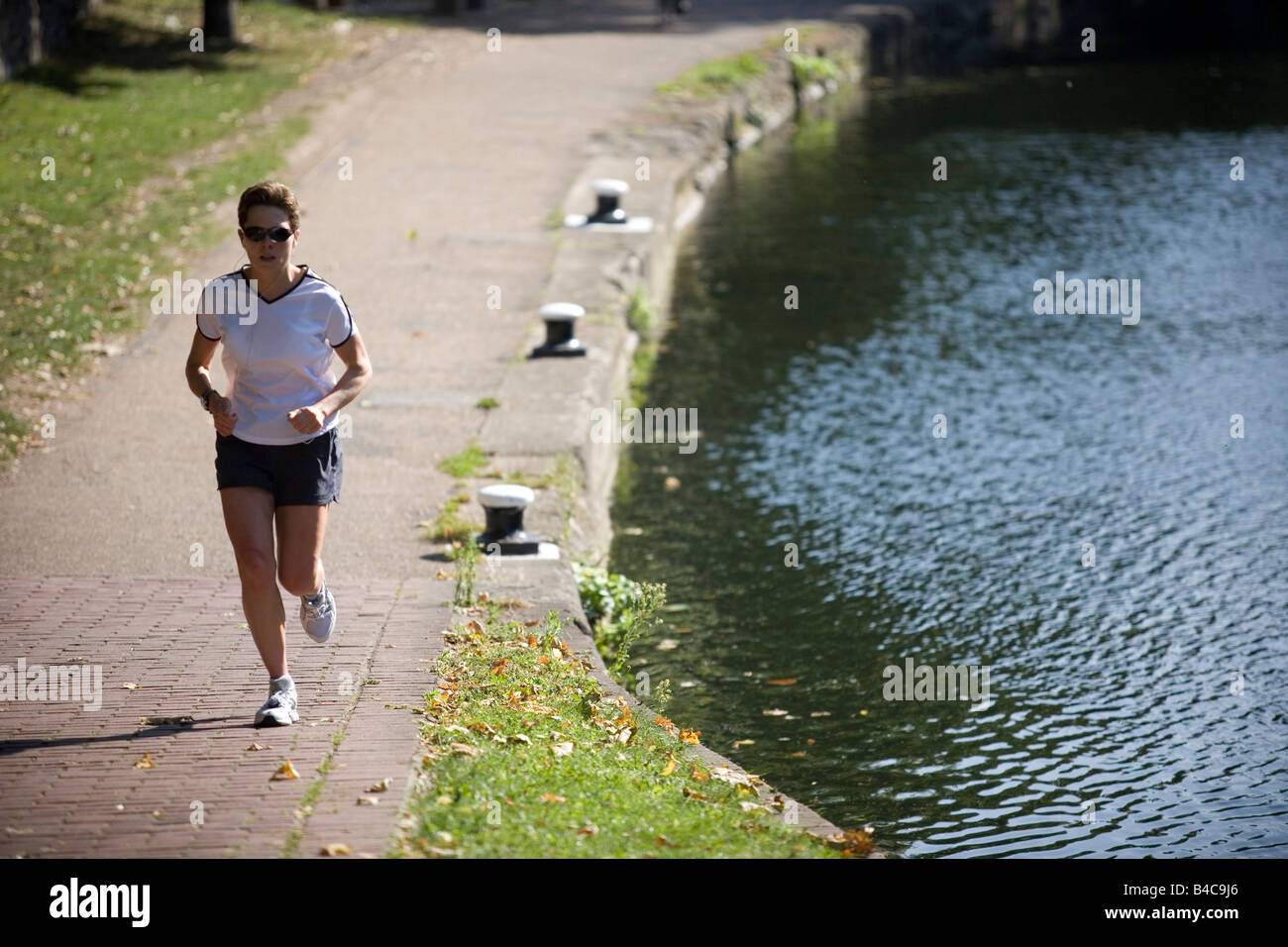 Jogger sur le Regents Canal, East London Banque D'Images