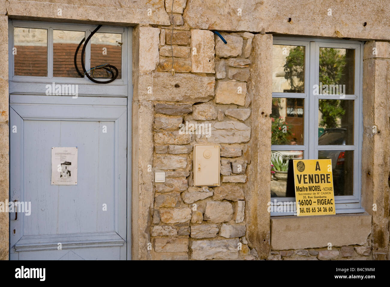 Maisons de village avec les agents immobiliers à vendre signes, Marcilhac-sur-Célé, 46, Lot, Quercy, France, Europe Banque D'Images