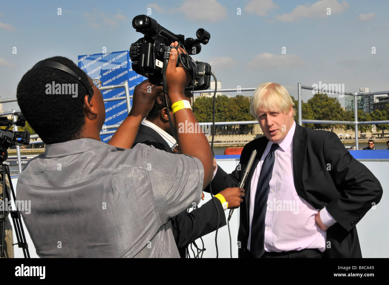 Boris Johnson en tant que maire à TV Presse interview & caméra homme à l'extérieur de l'Hôtel de ville Londres avant de devenir Premier ministre britannique conservateur England UK Banque D'Images