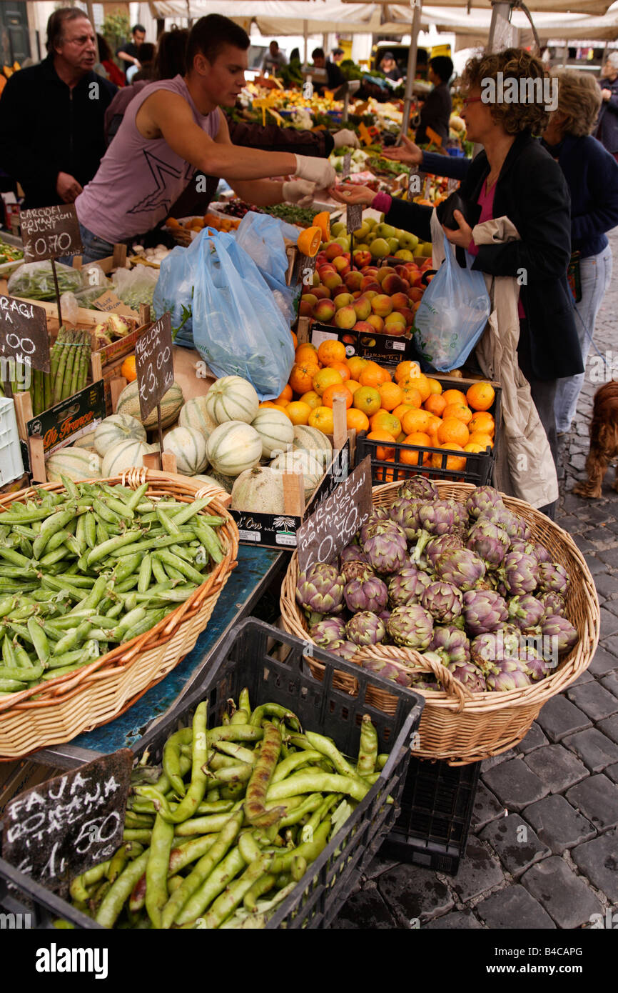 Stand de fruits et légumes du marché de Campo de Fiori Rome Italie Banque D'Images